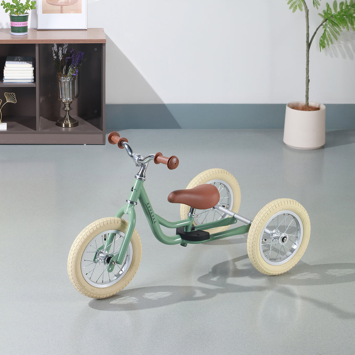 Køvapää groene 2-in-1 loopfiets in huiselijke setting gefotografeerd