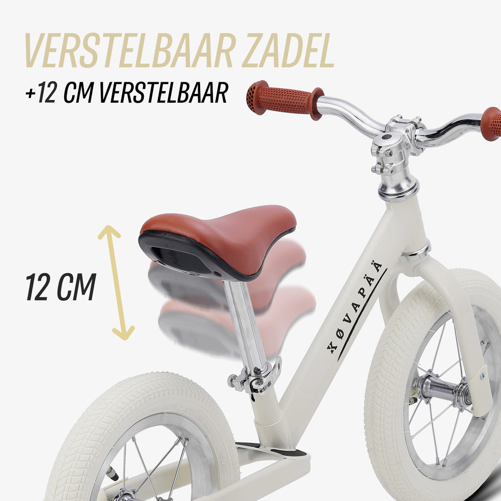 close-up van het zadel op de beige Køvapää loopfiets
