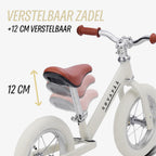 close-up van het zadel op de beige Køvapää loopfiets