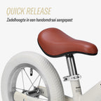 close-up van het zadel op de beige Køvapää loopfiets