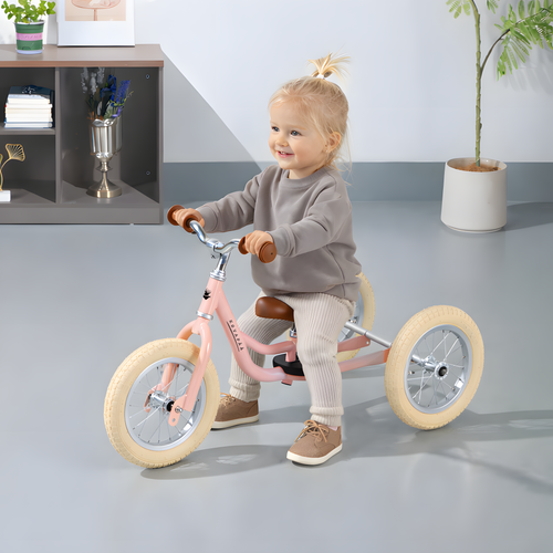 Kovapää 2 in 1 Loopfiets Roze - kind geniet van het rijden op een loopfiets in de woonkamer.